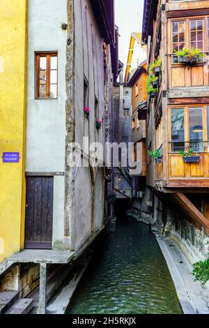 Edifici tradizionali di Rue Sainte-Claire, centro storico di Annecy. Il dipartimento dell'alta Savoia nella regione Auvergne-Rhône-Alpes della Francia. Foto Stock