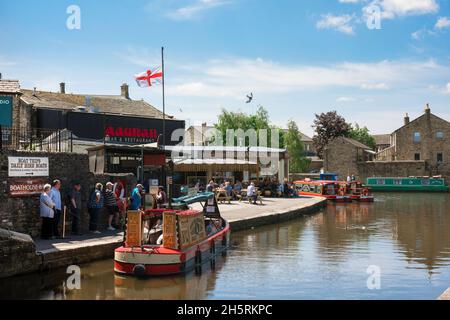 Canale del Regno Unito, vista in estate di una barca turistica ormeggiata sul canale di Leeds e Liverpool nel centro di Skipton, Yorkshire, Inghilterra, Regno Unito Foto Stock