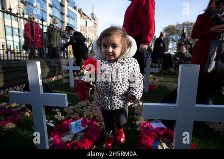 Edimburgo, Regno Unito. , . Il ricordo attraversa il Monumento Scott in Princes Street Edinburgh, Scozia, Regno Unito. Foto: Grace Pettie 18 mesi da Edimburgo con un papavero. Credit: Pako Mera/Alamy Live News Foto Stock