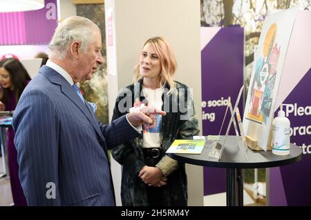 Il Principe di Galles incontra i giovani imprenditori del Prince's Trust, sostenuti attraverso il programma Enterprise presso NatWest, a Londra. Data immagine: Giovedì 11 novembre 2021. Foto Stock