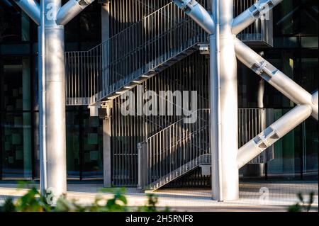 scale con scalini metallici e ringhiere che conducono verso l'alto, elemento di architettura urbana Foto Stock