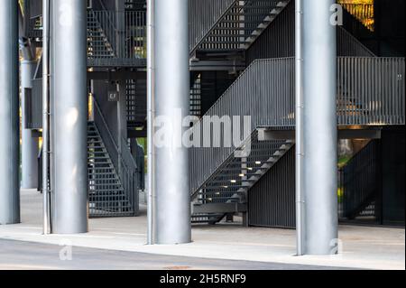 scale con scalini metallici e ringhiere che conducono verso l'alto, elemento di architettura urbana Foto Stock