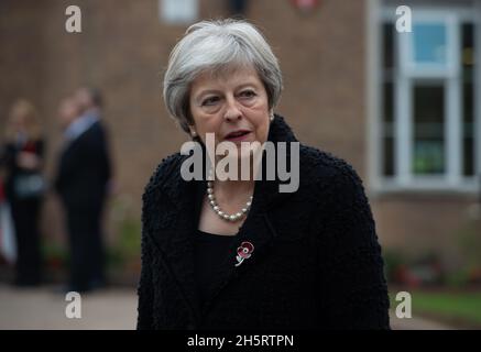 Maidenhead, Berkshire, Regno Unito. 11 novembre 2021. L'ex primo ministro Lady Theresa, deputato di maggio di Maidenhead, ha partecipato a un servizio per celebrare due minuti di silenzio nella Giornata della memoria questa mattina alle 11.00. L'evento commemorativo si è tenuto all'esterno del Municipio di Maidenhead presso il War Memorial. Il Consigliere John Story, Sindaco del Borough reale di Maidenhead e Windsor, ha condotto i tributi ai nostri morti di guerra e al servizio del personale militare. Credit: Maureen McLean/Alamy Live News Foto Stock