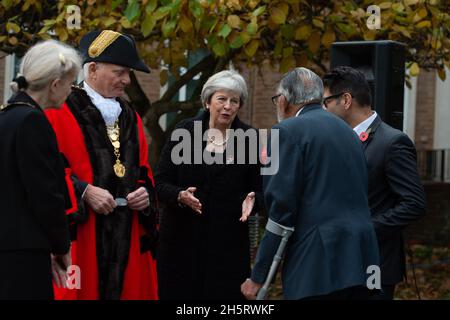 Maidenhead, Berkshire, Regno Unito. 11 novembre 2021. L'ex primo ministro Lady Theresa maggio MP per Maidenhead chats a Mohammad Hussain di 97 anni che ha servito con l'esercito indiano britannico. Suo nipote orgoglioso Ejaz era con lui. Lady May ha partecipato a un servizio per segnare due minuti di silenzio il giorno della memoria questa mattina alle 11.00. L'evento si è svolto all'esterno del municipio di Maidenhead al War Memorial. Il Consigliere John Story, Sindaco del Borough reale di Maidenhead e Windsor, ha condotto i tributi ai nostri morti di guerra e al servizio del personale militare. Credit: Maureen McLean/Alamy Live News Foto Stock