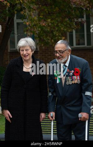 Maidenhead, Berkshire, Regno Unito. 11 novembre 2021. L'ex primo ministro Lady Theresa maggio MP per Maidenhead chats a Mohammad Hussain di 97 anni che ha servito con l'esercito indiano britannico. Lady May ha partecipato a un servizio per segnare due minuti di silenzio il giorno della memoria questa mattina alle 11.00. L'evento si è svolto all'esterno del municipio di Maidenhead al War Memorial. Il Consigliere John Story, Sindaco del Borough reale di Maidenhead e Windsor, ha condotto i tributi ai nostri morti di guerra e al servizio del personale militare. Credit: Maureen McLean/Alamy Live News Foto Stock