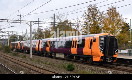 Prima della nuova classe 730 EMU per West Midlands treni numero 730001 passa Lichfield Tris Valley su un accumulo di miglia eseguito il 11 novembre 2021 Foto Stock