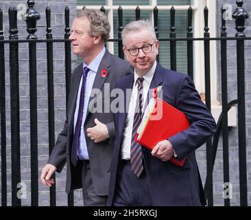 Il segretario scozzese Alister Jack e il segretario delle Comunità Michael Gove arrivano a Downing Street, Londra, prima della riunione settimanale del gabinetto del governo. Data immagine: Giovedì 11 novembre 2021. Foto Stock