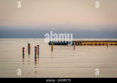 Si tratta di un'alba del molo e non c'è la zona di wake al Frank Murphy Park vicino a Egg Harbor nella Door County Wisconsin. Foto Stock