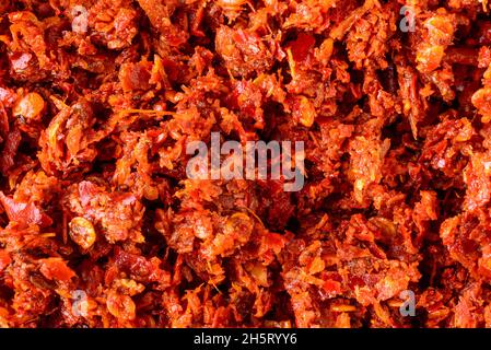 condimento con scaglie di pesce o fiocchi di maldive piccanti, preparato con peperoncini, pomodoro, zenzero, aglio e sale, consistenza di fondo del cibo fresco, closeup Foto Stock