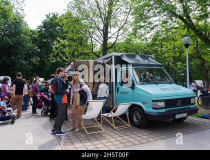 POZNAN, POLONIA - 31 maggio 2015: Le persone che si trovano di fronte a uno stand alimentare in un mercato di Poznan, Polonia Foto Stock