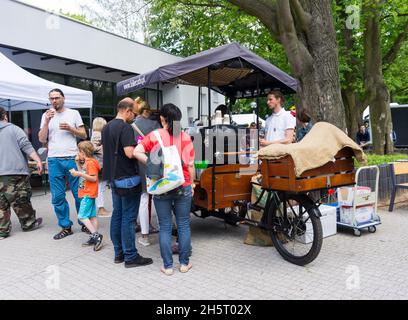 POZNAN, POLONIA - 31 maggio 2015: Le persone che ordinano caffè in uno stand con ruote a Poznan, Polonia Foto Stock