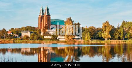 Cattedrale di Gniezno, in Polonia, in una giornata intensa in estate con riflessione Foto Stock