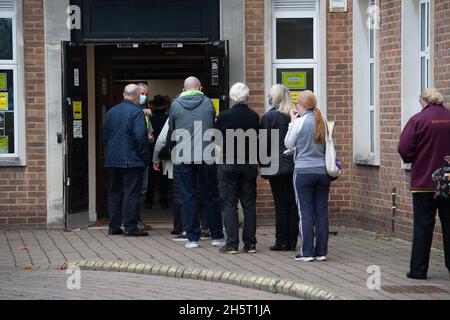 Maidenhead, Berkshire, Regno Unito. 11 novembre 2021. Le persone si trovano fuori dal centro di vaccinazione Covid-19 di Maidenhead per i loro batuffi di richiamo. Da oggi gli operatori sanitari nelle case di cura devono essere doppiamente agguerdati. Si prevede che migliaia di operatori sanitari perderanno il proprio lavoro poiché continuano a rifiutarsi di vaccinare il Covid-19. Credit: Maureen McLean/Alamy Live News Foto Stock