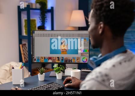Fotografo afro-americano che modifica la fotografia digitale utilizzando il software di editing post-produzione. Giovane editor illustratore che lavora in remoto al ritocco delle foto. Studio di creatività a casa Foto Stock