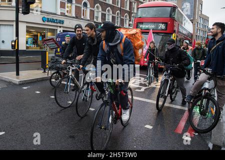 Londra, Regno Unito. 10 novembre 2021. Gli appassionati di consegna di cibo che fanno parte del sindacato Independent Workers of Great Britain (IWGB) prendono parte a un motade che porta al municipio di Hackney per richiedere un parcheggio gratuito e sicuro. I piloti hanno deciso di sciopero dopo essere stati costretti dalla direzione del ristorante e dalle autorità locali ad attendere gli ordini in un parcheggio più lontano dai ristoranti, in particolare il ramo Dalston di McDonalds, e senza servizi igienici o riparo. Credit: Mark Kerrison/Alamy Live News Foto Stock