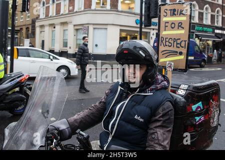 Londra, Regno Unito. 10 novembre 2021. Gli appassionati di consegna di cibo che fanno parte del sindacato Independent Workers of Great Britain (IWGB) prendono parte a un motade che porta al municipio di Hackney per richiedere un parcheggio gratuito e sicuro. I piloti hanno deciso di sciopero dopo essere stati costretti dalla direzione del ristorante e dalle autorità locali ad attendere gli ordini in un parcheggio più lontano dai ristoranti, in particolare il ramo Dalston di McDonalds, e senza servizi igienici o riparo. Credit: Mark Kerrison/Alamy Live News Foto Stock