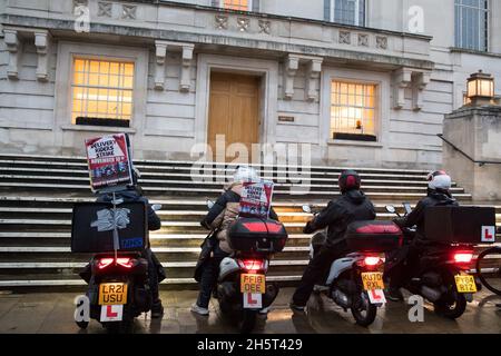 Londra, Regno Unito. 10 novembre 2021. Gli appassionati di consegna di cibo che fanno parte del sindacato Independent Workers of Great Britain (IWGB) suonano le corna fuori dal municipio di Hackney per richiedere un parcheggio gratuito e sicuro. I piloti hanno deciso di sciopero dopo essere stati costretti dalla direzione del ristorante e dalle autorità locali ad attendere gli ordini in un parcheggio più lontano dai ristoranti, in particolare il ramo Dalston di McDonalds, e senza servizi igienici o riparo. Credit: Mark Kerrison/Alamy Live News Foto Stock