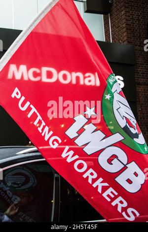 Londra, Regno Unito. 10 novembre 2021. Gli appassionati di consegna di cibo che fanno parte del sindacato Independent Workers of Great Britain (IWGB) prendono parte a un motade che porta al municipio di Hackney per richiedere un parcheggio gratuito e sicuro. I piloti hanno deciso di sciopero dopo essere stati costretti dalla direzione del ristorante e dalle autorità locali ad attendere gli ordini in un parcheggio più lontano dai ristoranti, in particolare il ramo Dalston di McDonalds, e senza servizi igienici o riparo. Credit: Mark Kerrison/Alamy Live News Foto Stock