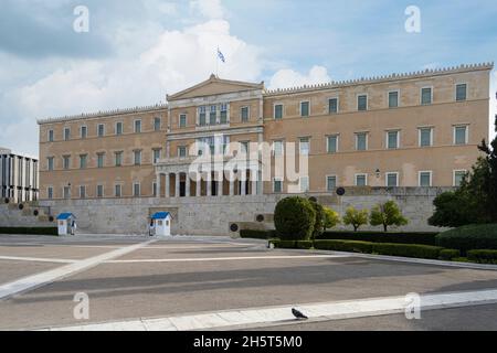 Atene, Grecia. Novembre 2021. Vista esterna dell'edificio del parlamento greco nel centro della città Foto Stock