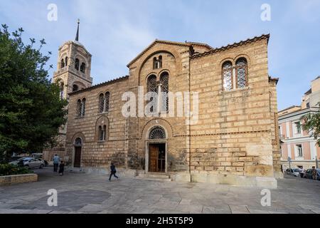 Atene, Grecia. Novembre 2021. Vista esterna della Sotera Lykodemos - Chiesa della Santissima Trinità nel centro della città Foto Stock