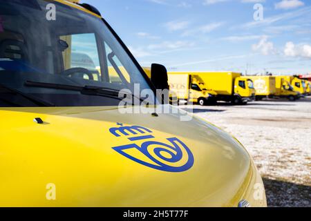 Santiago de Compostela, Spagna. 7 novembre 2021: Logo Correos di un furgone e correos camion di consegna parcheggiati sullo sfondo Foto Stock