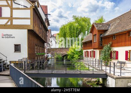 Ulm, Baden-Württemberg, Germania - 16 maggio 2014: Sulla strada nel quartiere dei pescatori - la Casa della Gilda dei marinai (Zunfthaus der Schiffleute). Foto Stock