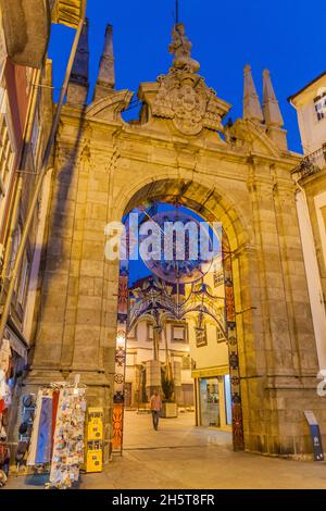 BRAGA, PORTOGALLO - 15 OTTOBRE 2017: Arco della porta Nuova Arco da porta Nova a Braga, Portogallo Foto Stock