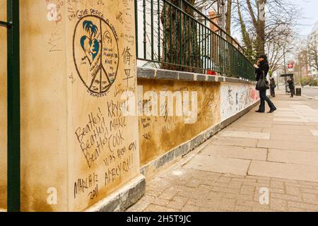 Londra, Regno Unito; 16 marzo 2011: Riferimenti ai Beatles e alla musica che la gente dipinge sulla parete esterna degli studi di registrazione musicale Foto Stock