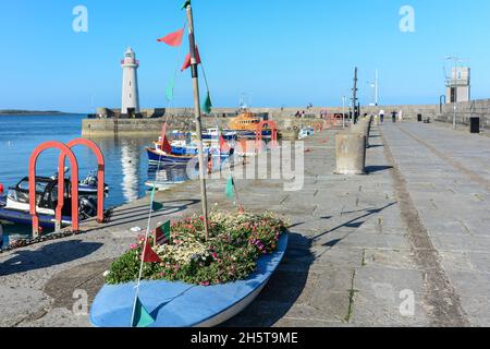 Donaghadee,Irlanda del Nord,Regno Unito - 1 settembre 2021: La vista del faro di Donaghadee dal molo Foto Stock