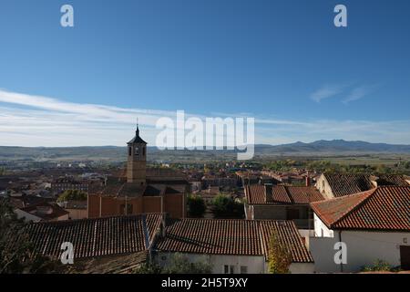 Si affaccia sulla parte sud della città di Avila, Spagna. Vista dal Paseo del Rastro, una bella passeggiata fuori dalle mura medievali. Foto Stock