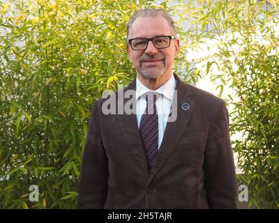 Parigi, Francia. 11 Nov 2021. Josef Aschbacher, Direttore Generale dell'Agenzia spaziale europea ESA, guarda alla telecamera. Aschbacher è lieta del successo del lancio nello spazio dell'astronauta tedesco Maurer. Credit: Rachel Boßmeyer/dpa/Alamy Live News Foto Stock