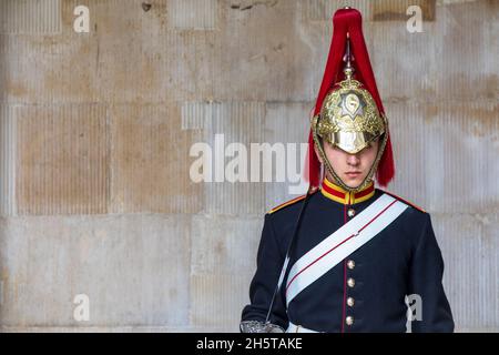 Londra, UK - 8 Giugno 2017: Il soldato della Guardia dei cavalli della Casa Cavalleria ha montato il reggimento che fornisce le truppe per la Guardia della vita della Regina. Fuori da ho Foto Stock