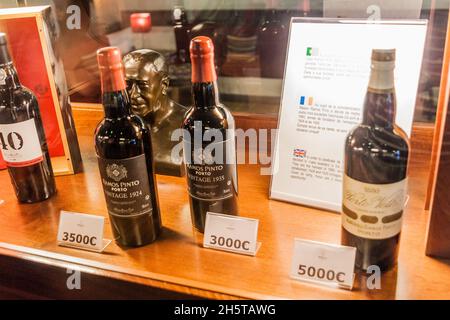 VILA NOVA DE GAIA, PORTOGALLO - 18 OTTOBRE 2017: Costosi vini Porto presso la cantina Ramos Pinto a Vila Nova de Gaia vicino Porto. Foto Stock