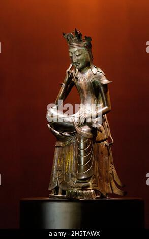 Bodhisattva, 11 novembre 2021 : Un Bodhisattva (fine 6 ° secolo), il Tesoro Nazionale 78 della Corea del Sud, è esposto al Museo Nazionale della Corea a Seoul, Corea del Sud. Il museo ha aperto uno spazio espositivo permanente chiamato "Sala della contemplazione tranquilla" per due statue buddiste in bronzo dorato di Bodhisattva (Bangasayusang), che sono tesori nazionali. Credit: Lee Jae-Won/AFLO/Alamy Live News Foto Stock