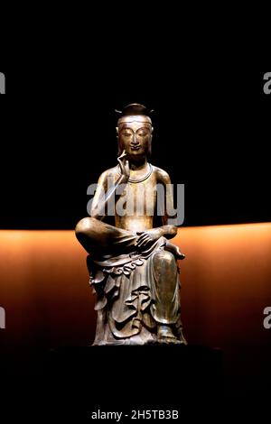 Bodhisattva, 11 novembre 2021 : Un Bodhisattva (inizio 7 ° secolo), il Tesoro Nazionale 83 della Corea del Sud, è esposto al Museo Nazionale della Corea a Seoul, Corea del Sud. Il museo ha aperto uno spazio espositivo permanente chiamato "Sala della contemplazione tranquilla" per due statue buddiste in bronzo dorato di Bodhisattva (Bangasayusang), che sono tesori nazionali. Credit: Lee Jae-Won/AFLO/Alamy Live News Foto Stock