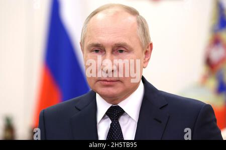Novo-Ogaryovo, Russia. 10 novembre 2021. Il presidente russo Vladimir Putin si congratula con gli attuali ufficiali e veterani del Ministero degli interni russo durante la Giornata del personale del Ministero degli interni tramite video remoto dalla residenza ufficiale di Stato di Novo-Ogaryovo il 10 novembre 2021 a Mosca, Russia. Credit: Mikhail Metzel/Kremlin Pool/Alamy Live News Foto Stock