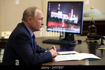 Novo-Ogaryovo, Russia. 10 novembre 2021. Il presidente russo Vladimir Putin, presiede un incontro con i membri del governo russo tramite videoconferenza della residenza ufficiale di Stato di Novo-Ogaryovo il 10 novembre 2021 a Mosca, Russia. Credit: Mikhail Metzel/Kremlin Pool/Alamy Live News Foto Stock