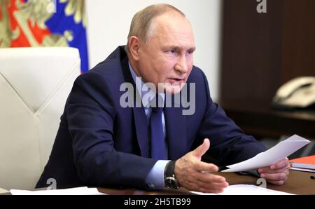 Novo-Ogaryovo, Russia. 10 novembre 2021. Il presidente russo Vladimir Putin presiede un incontro con la Commissione militare-industriale russa tramite videoconferenza della residenza ufficiale di Stato di Novo-Ogaryovo il 10 novembre 2021 a Mosca, Russia. Credit: Mikhail Metzel/Kremlin Pool/Alamy Live News Foto Stock