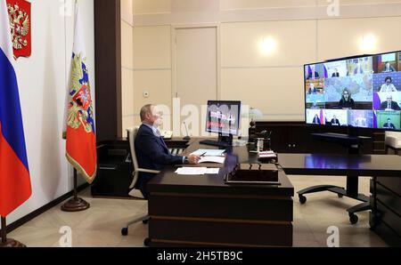 Novo-Ogaryovo, Russia. 10 novembre 2021. Il presidente russo Vladimir Putin, presiede un incontro con i membri del governo russo tramite videoconferenza della residenza ufficiale di Stato di Novo-Ogaryovo il 10 novembre 2021 a Mosca, Russia. Credit: Mikhail Metzel/Kremlin Pool/Alamy Live News Foto Stock
