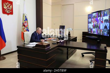 Novo-Ogaryovo, Russia. 10 novembre 2021. Il presidente russo Vladimir Putin presiede un incontro con la Commissione militare-industriale russa tramite videoconferenza della residenza ufficiale di Stato di Novo-Ogaryovo il 10 novembre 2021 a Mosca, Russia. Credit: Mikhail Metzel/Kremlin Pool/Alamy Live News Foto Stock