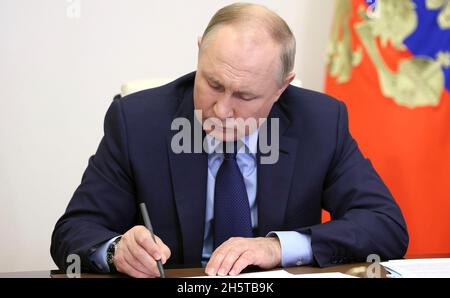 Novo-Ogaryovo, Russia. 10 novembre 2021. Il presidente russo Vladimir Putin, presiede un incontro con i membri del governo russo tramite videoconferenza della residenza ufficiale di Stato di Novo-Ogaryovo il 10 novembre 2021 a Mosca, Russia. Credit: Mikhail Metzel/Kremlin Pool/Alamy Live News Foto Stock