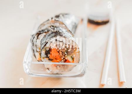 Tagliare kimbap o gimpab.Traditional Korean Rolls con riso, manzo, verdure e omelette Foto Stock