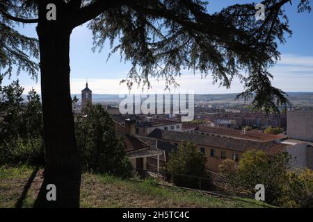 Si affaccia sulla parte sud della città di Avila, Spagna. Vista dal Paseo del Rastro, una bella passeggiata fuori dalle mura medievali. Foto Stock