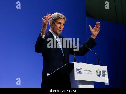 Glasgow, Regno Unito. 10 novembre 2021. John Kerry, inviato presidenziale speciale degli Stati Uniti per il clima, parla a una conferenza stampa durante la 26a sessione in corso della Conferenza delle parti (COP26) alla Convenzione quadro delle Nazioni Unite sui cambiamenti climatici a Glasgow, Scozia, Regno Unito, il 10 novembre 2021. La Cina e gli Stati Uniti il mercoledì hanno rilasciato la Cina-Stati Uniti Dichiarazione congiunta di Glasgow sul rafforzamento dell'azione per il clima negli anni 20, in occasione della COP26 in corso alla Convenzione quadro delle Nazioni Unite sui cambiamenti climatici. Credit: Han Yan/Xinhua/Alamy Live News Foto Stock