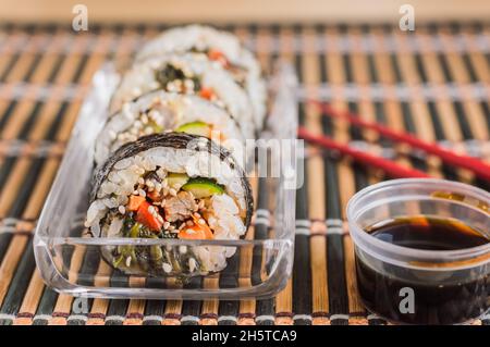 Tagliare kimbap o gimpab.Traditional Korean Rolls con riso, manzo, verdure e omelette Foto Stock