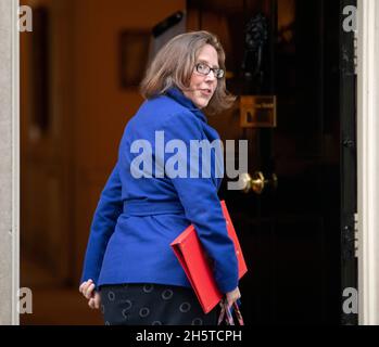 Downing Street, Londra, Regno Unito. 11 novembre 2021. Natalie Evans, Baronessa Evans of Bowes Park, leader della Casa dei Lord, Lord Privy Seal a Downing Street per una riunione settimanale del gabinetto. Credit: Malcolm Park/Alamy Live News. Foto Stock