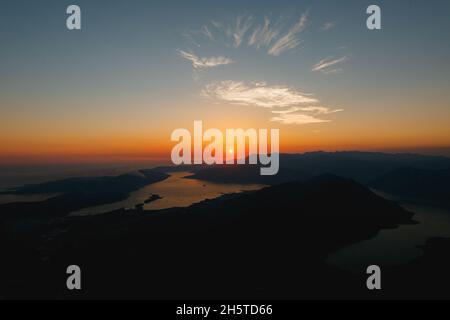 Raggi del sole che tramonta sull'orizzonte. Vista dal Monte Lovcen Foto Stock