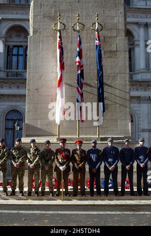 Londra, Inghilterra. 11 novembre 2021. I militari si allineano al Cenotaph durante un servizio di ricordo per Armistice Day su Whitehall, London Credit: Sam Mellish / Alamy Live News Foto Stock