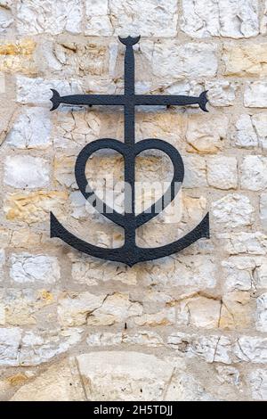 Metallo Camargue croce Saintes Maries de la Mer simbolizzando fede speranza e carità Foto Stock