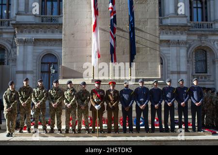 Londra, Inghilterra. 11 novembre 2021. I militari si allineano al Cenotaph durante un servizio di ricordo per Armistice Day su Whitehall, London Credit: Sam Mellish / Alamy Live News Foto Stock